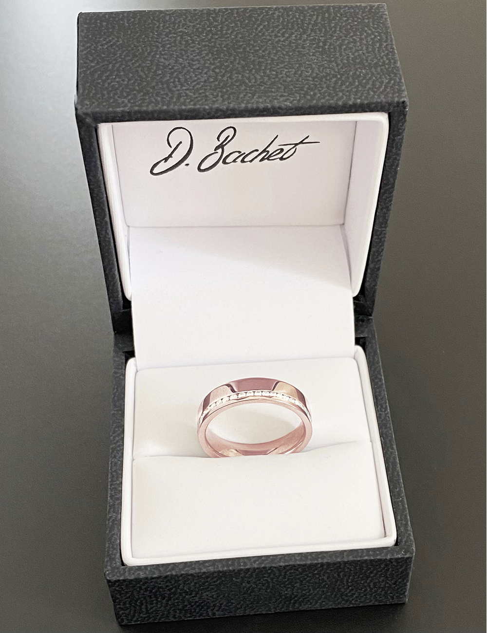 Une bague de mariage luxe pour femme originale en or rose et diamants blancs en tour complet.