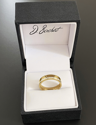 Une bague de mariage luxe pour femme originale en or jaune et diamants blancs en tour complet.