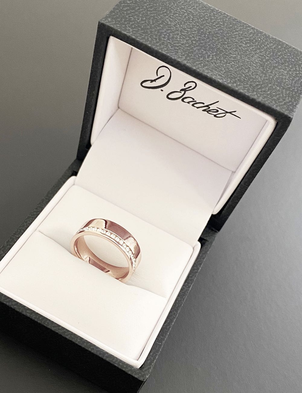 Une bague de mariage femme originale, une alliance large et plate, en or rose et diamants blancs