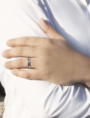 Original and modern men's wedding ring in platinum 950 and black diamonds.