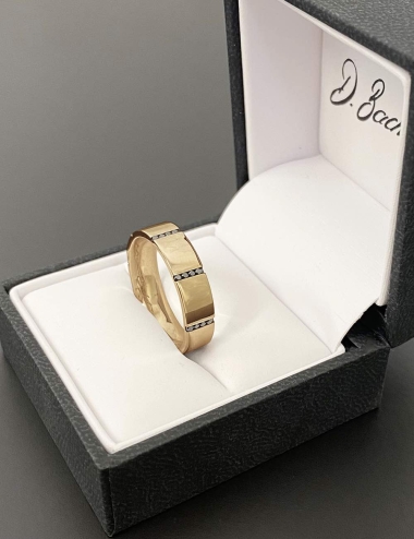 Original and unique wedding band for men, a flat and wide ring, in yellow gold and black diamonds.