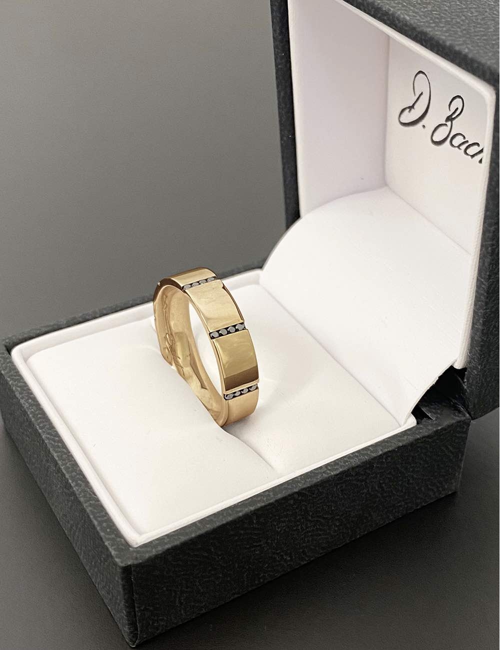 Original wedding band for men, a flat and wide ring, in platinum and black diamonds.