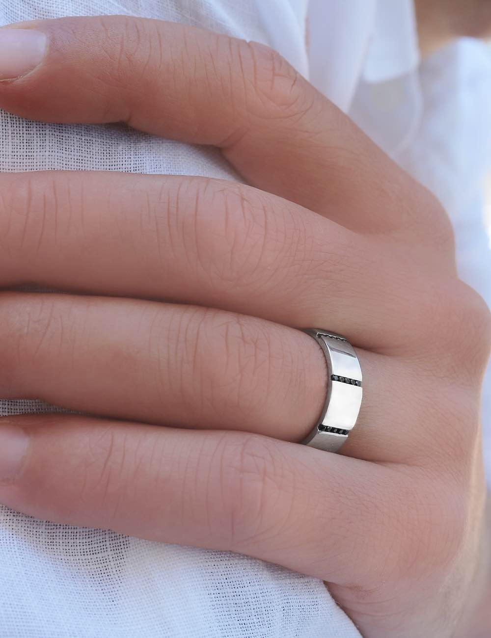 Bague de mariage, en platine et diamants noirs, qui joue la force de l'épure et les lignes graphiques.