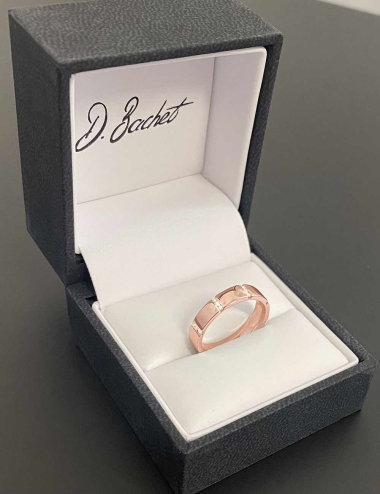 Une alliance de mariage originale pour femme en or rose ponctuée de rangées de diamants blancs.