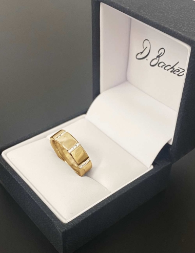 Bague en or jaune et diamants blancs pour les femmes en quête d'une alliance à porter seule