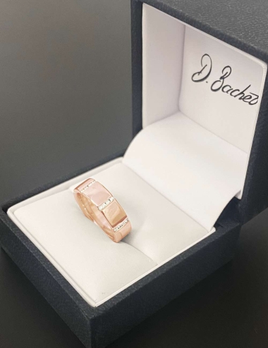 Looking for a wedding ring to wear alone? This ring in rose gold and white diamonds is the one for you