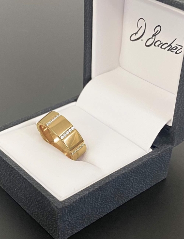 Luxury wedding band in yellow gold and white diamonds that will become the most unique wedding ring