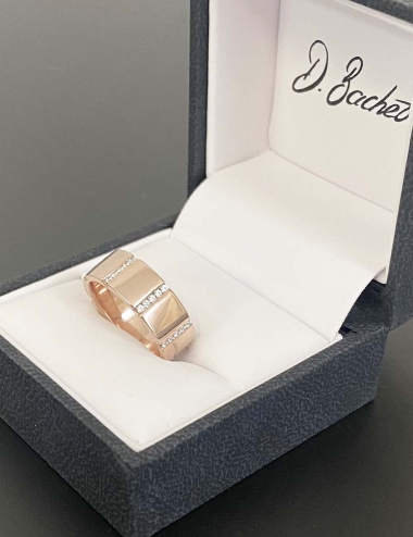 Luxury wedding ring in rose gold and white diamonds that will become the most unique wedding band
