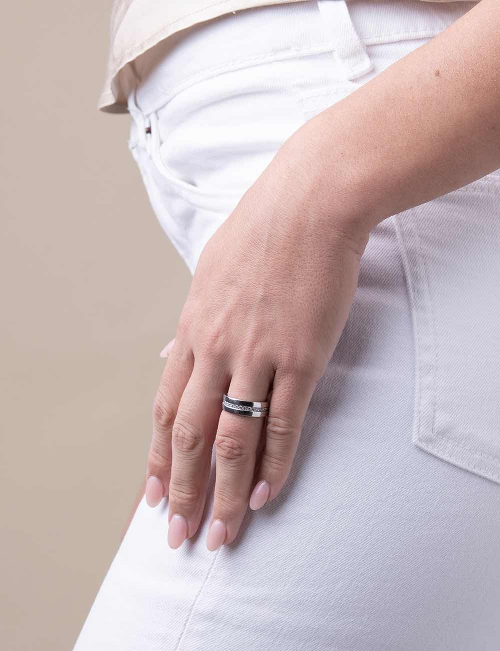 Alliance femme en platine et diamants blancs portée, éclat intemporel signé D.Bachet.