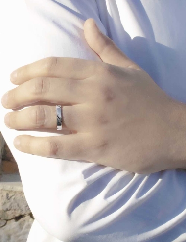 Alliance de mariage pour homme sertie de diamants noirs en diagonale tout autour de l'anneau.