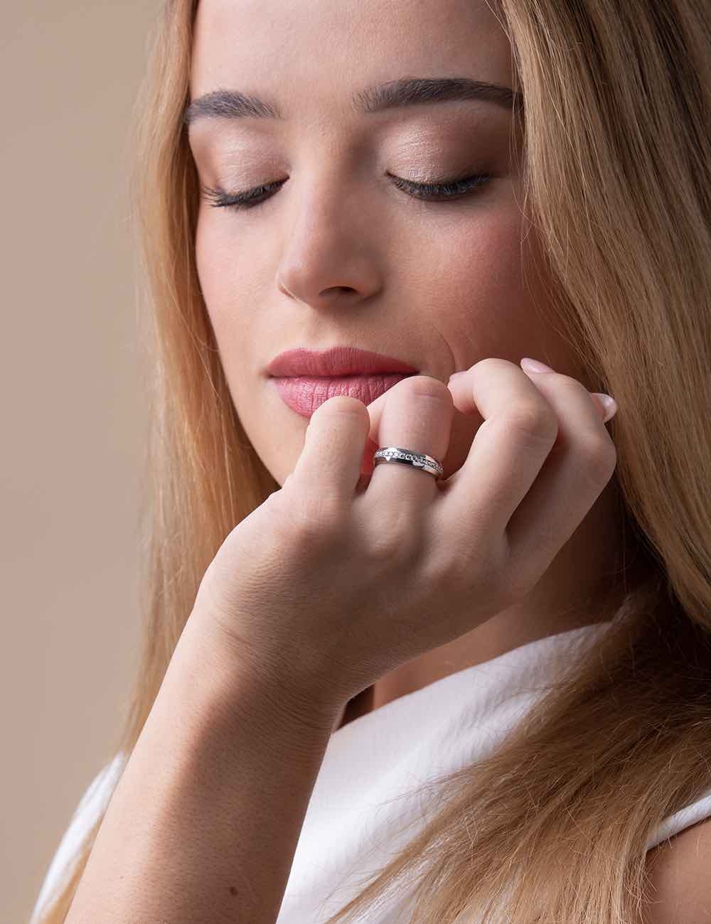 Bague femme moderne en platine de D.Bachet, diamants blancs, fait main en France, respectant le processus de Kimberley.