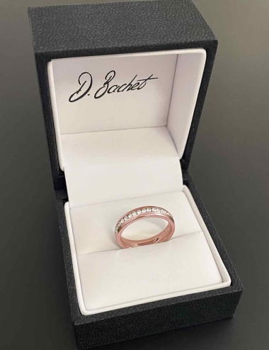 Choose a refined and modern wedding ring for women in rose gold and white diamonds