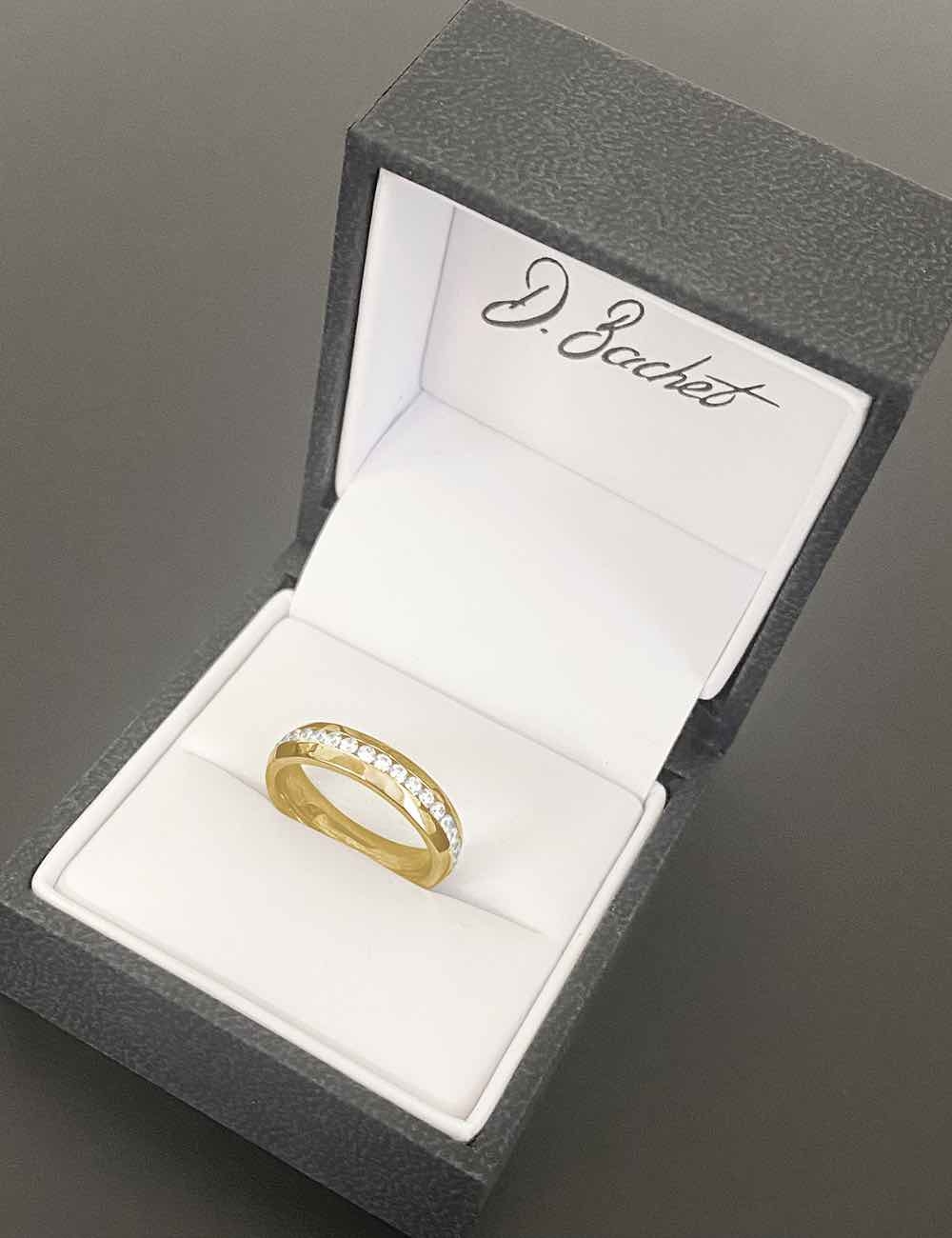 Une alliance mariage femme réalisée à la main dans nos ateliers en or jaune et diamants blancs.