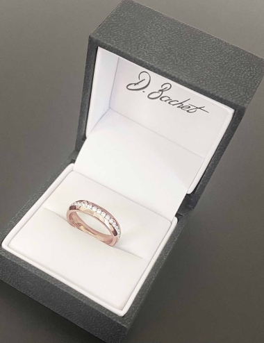 A luxury wedding ring for women fully handmade in our workshop in rose gold and white diamonds.