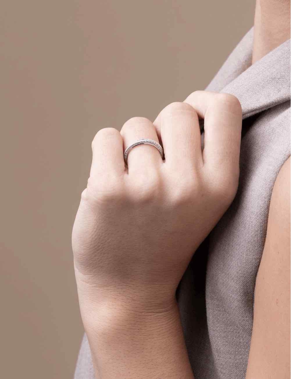Alliance femme en platine avec diamants dessus et côtés, éthique, symbole d'amour éternel