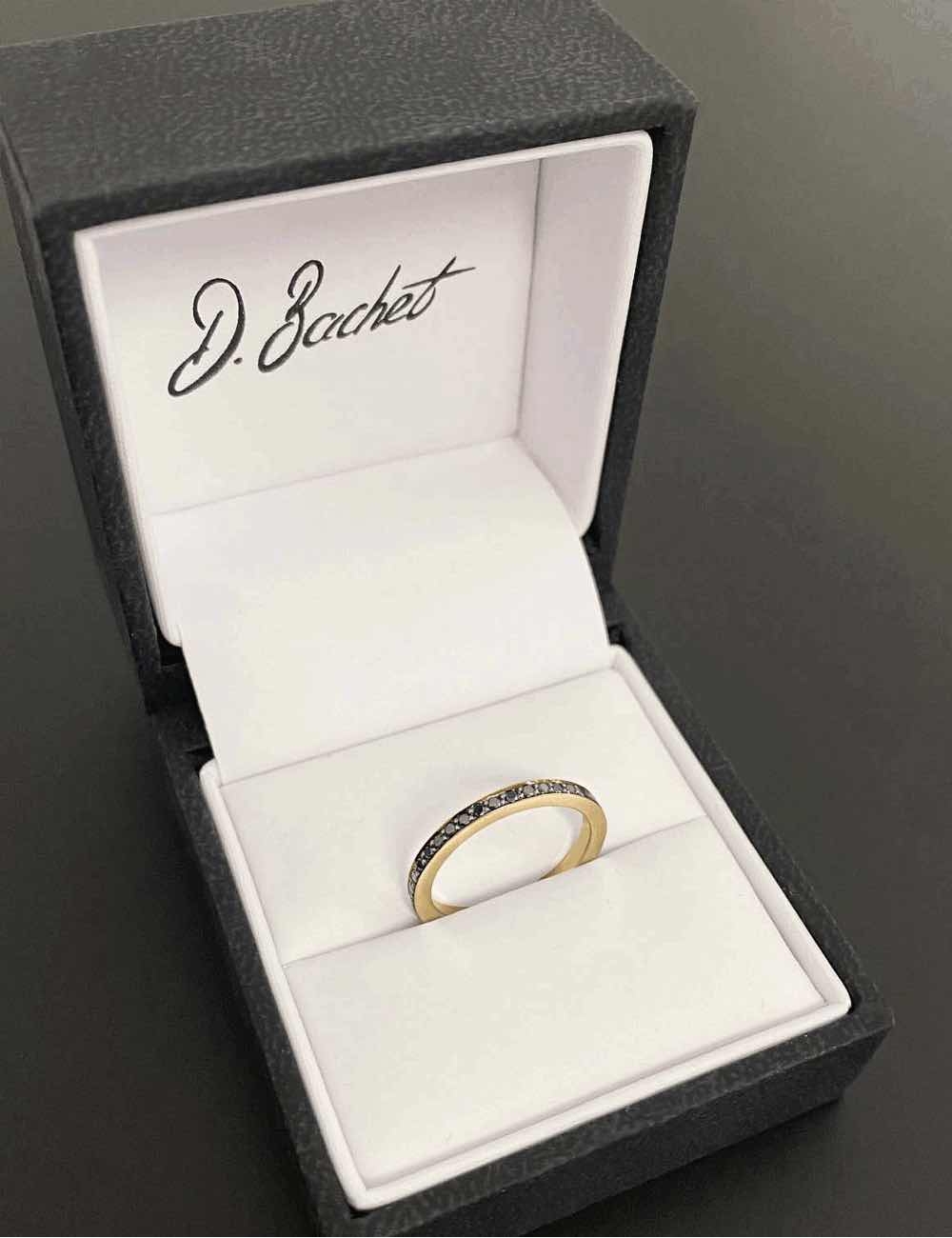 Bague de mariage pour femme originale en diamants noirs et or jaune.