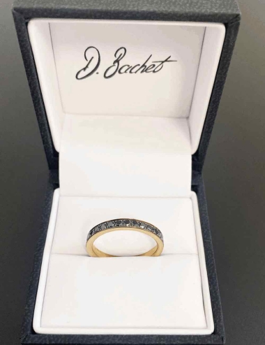 Optez pour l'originalité avec cette alliance de mariage pour homme et femme en or jaune et diamants noirs