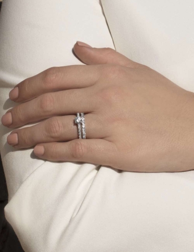 Alliance de mariage femme fine et délicate en platine et diamants blancs