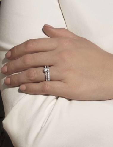 Une bague de mariage en platine et diamants blancs à porter avec une bague de fiançailles