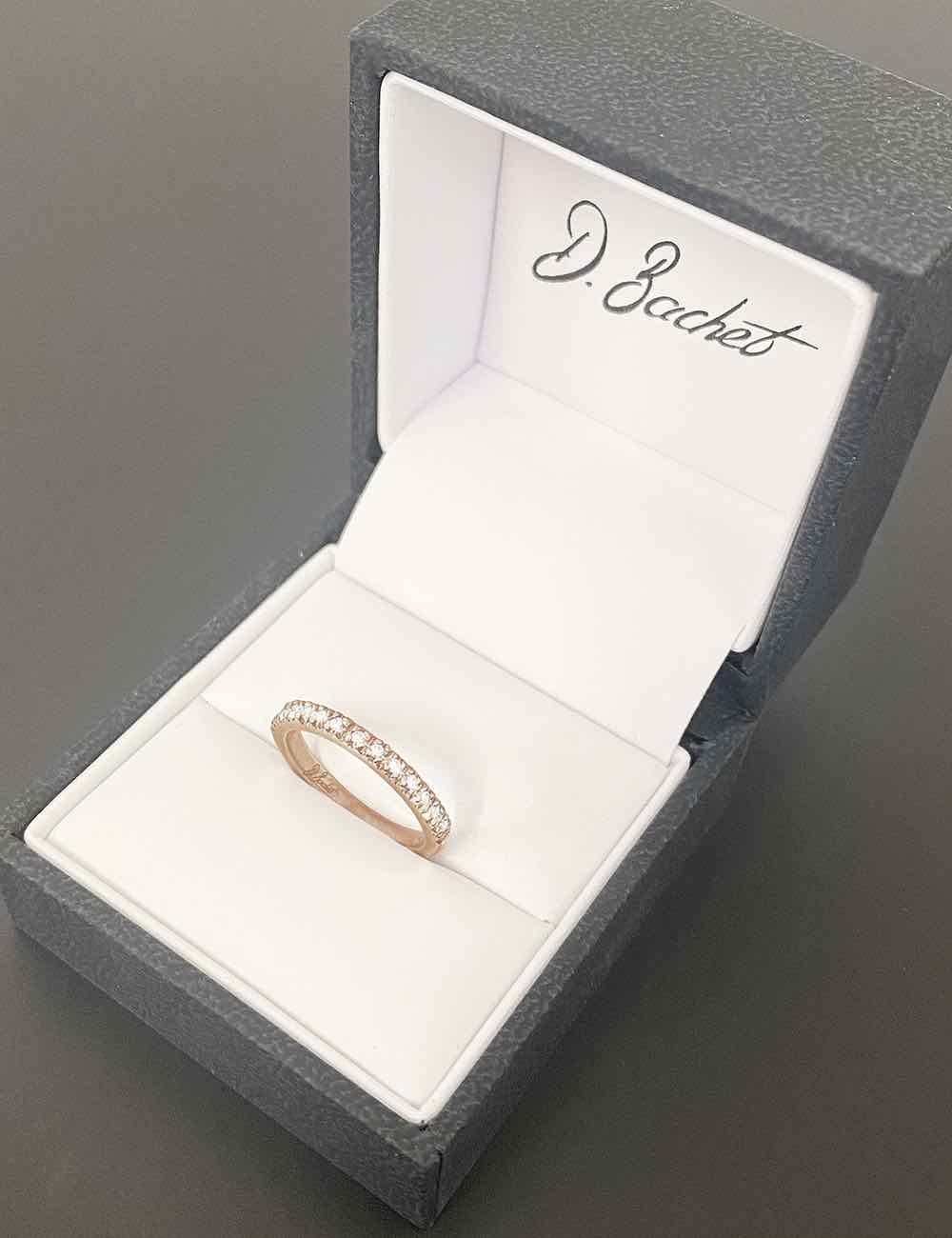 Une alliance de mariage pour femme en or rose sertie de 13 diamants blancs en serti griffes descendu Une alliance de mariage pour femme en or rose sertie de 13 diamants blancs en serti griffes descendu