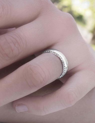 This wedding ring is for all the women who want to break with conventions with the diamonds handset on each side of the band.