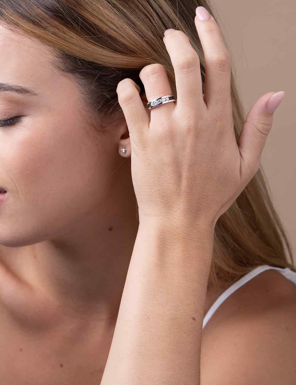 Bague de mariage réalisation française 'Light in Paris', mélange unique de diamants blancs et noirs en platine.