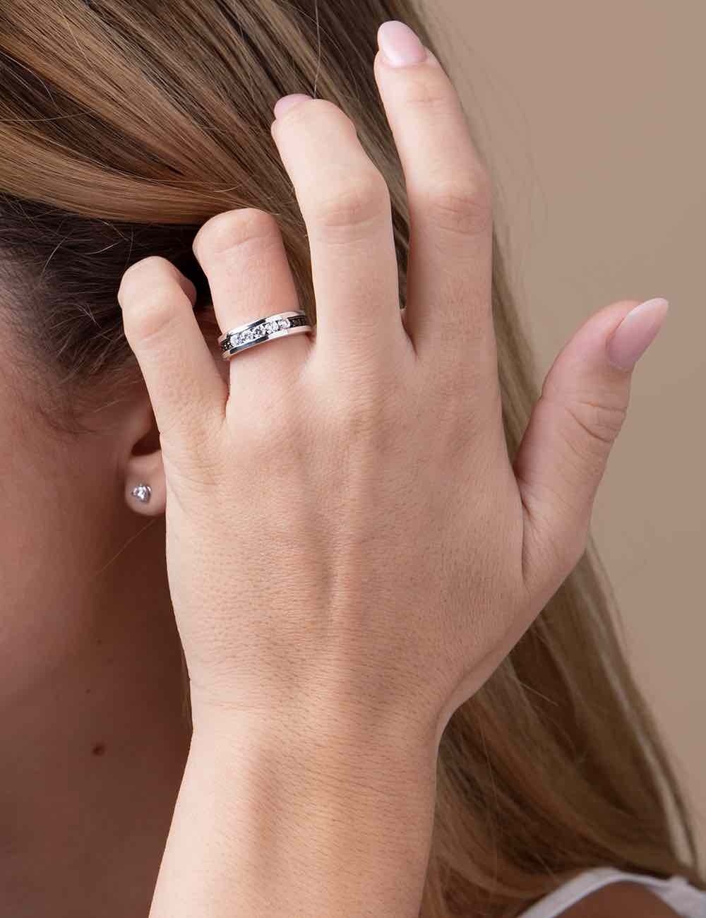 Bague de mariage réalisation française 'Light in Paris', mélange unique de diamants blancs et noirs en platine.