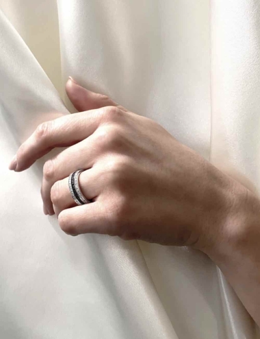 Women's wedding ring Scroll...
