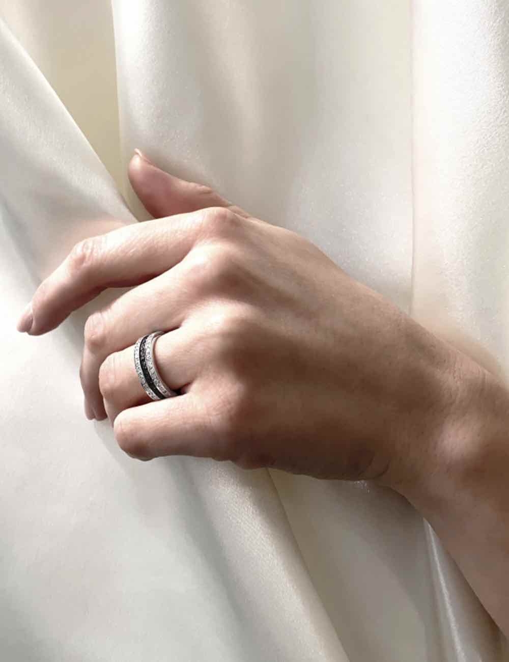 Bague de mariage luxe pour femme en platine, diamants blancs et diamants noirs en tour complet