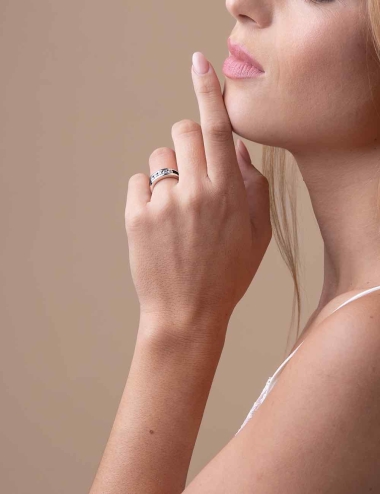 Bague femme 'Light in Paris', mariage chic, platine, 5 diamants blancs de 0.15 ct, diamants noirs, finesse française.