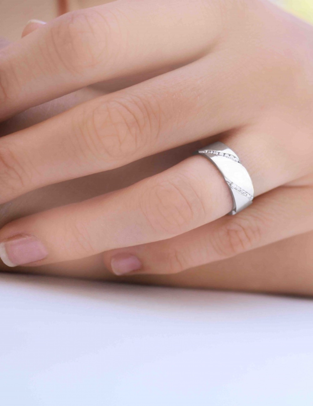 A modern and original women's wedding ring in platinum and white diamonds.