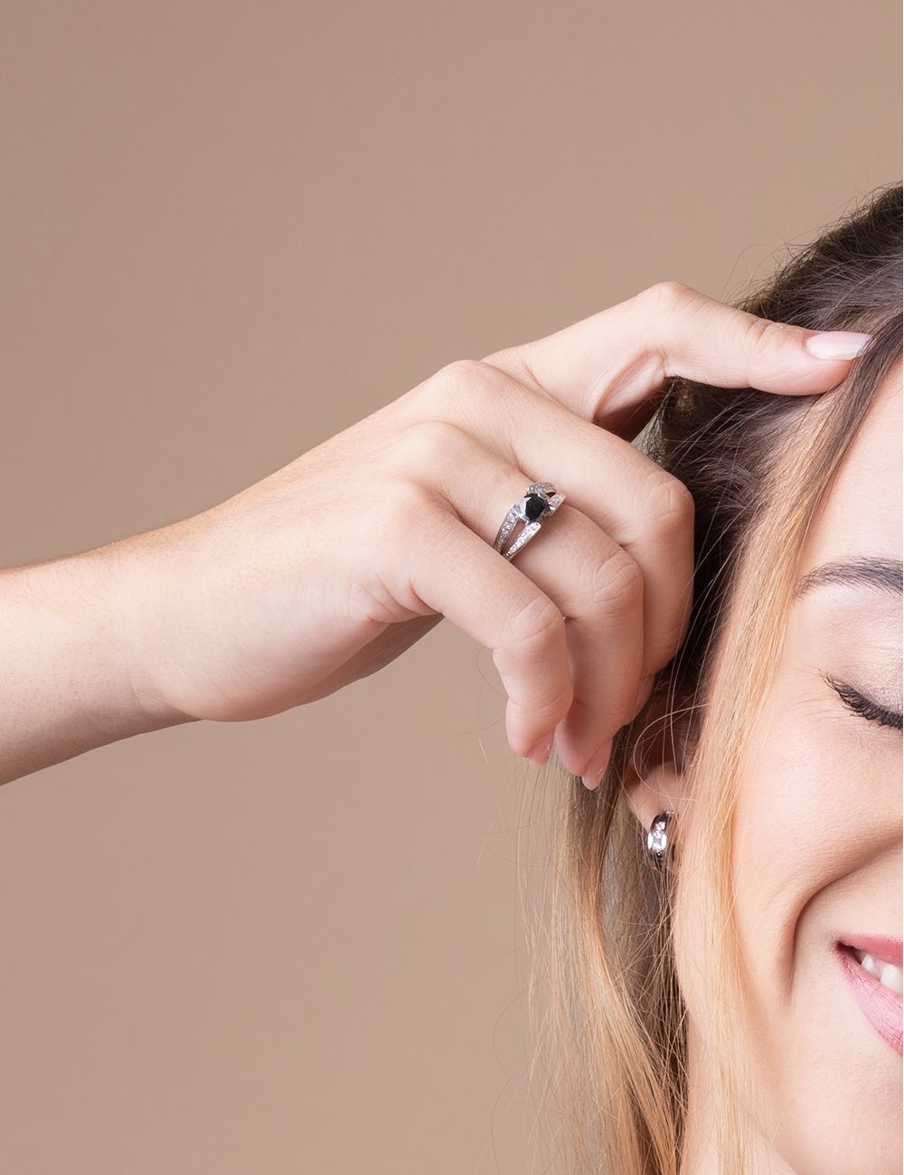 Bague de fiançailles avec diamant noir de 1.30 carat, serti par deux griffes élégantes pour un design unique et énigmatique.