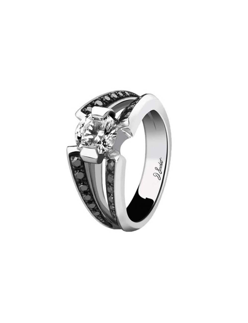 Luxury engagement ring set with a 1 carat white diamond FVS quality and black diamonds
