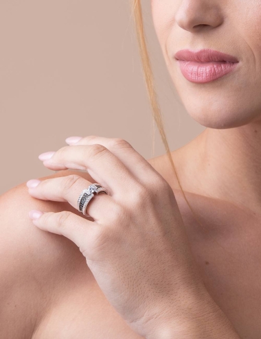 Bague luxe pour femme sertie d'un diamant blanc de 0.50 carat et d'un pavage de diamants blancs et noirs