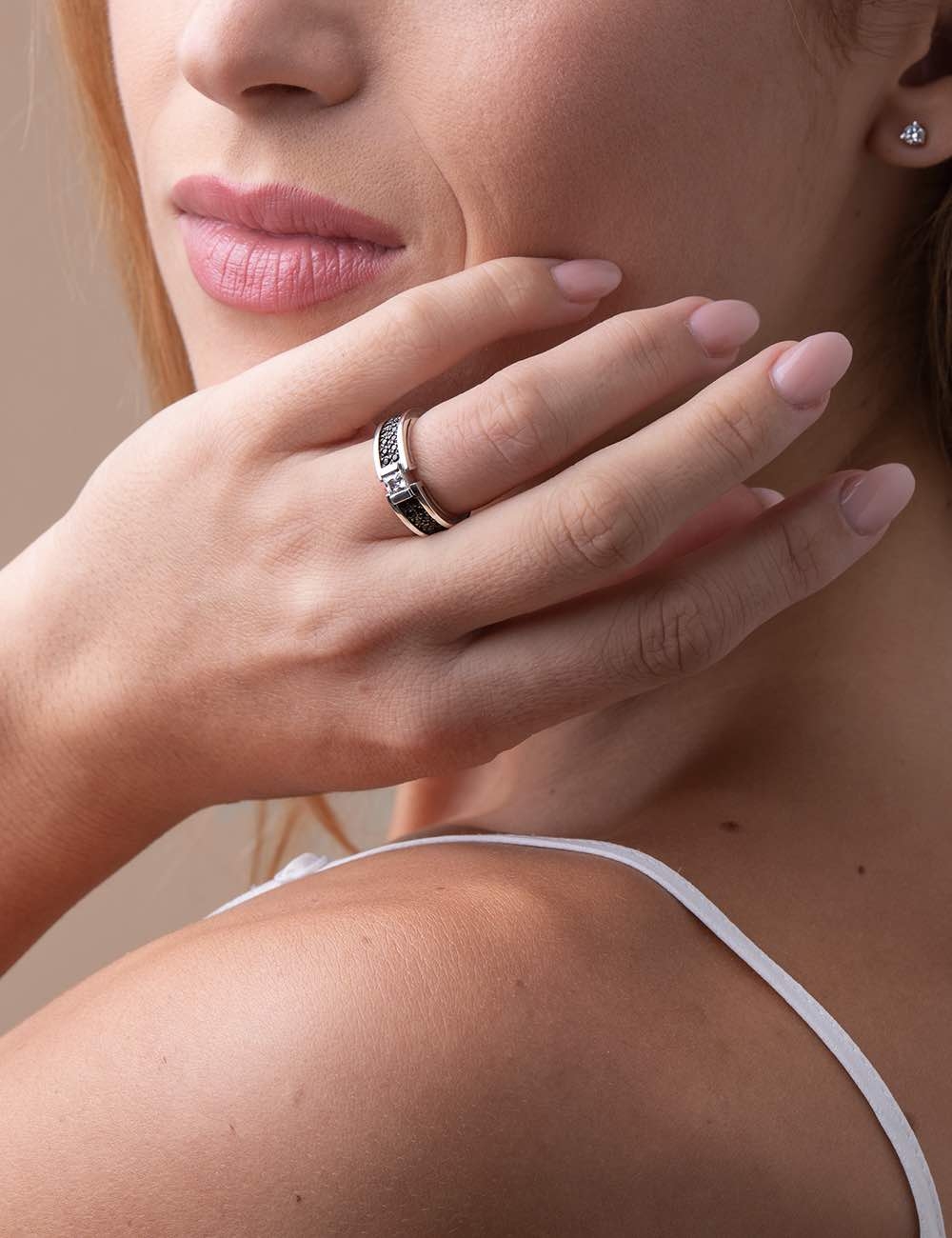 Bague Shade avec diamant taille princesse et diamants noirs sur monture platine, éclat intense.