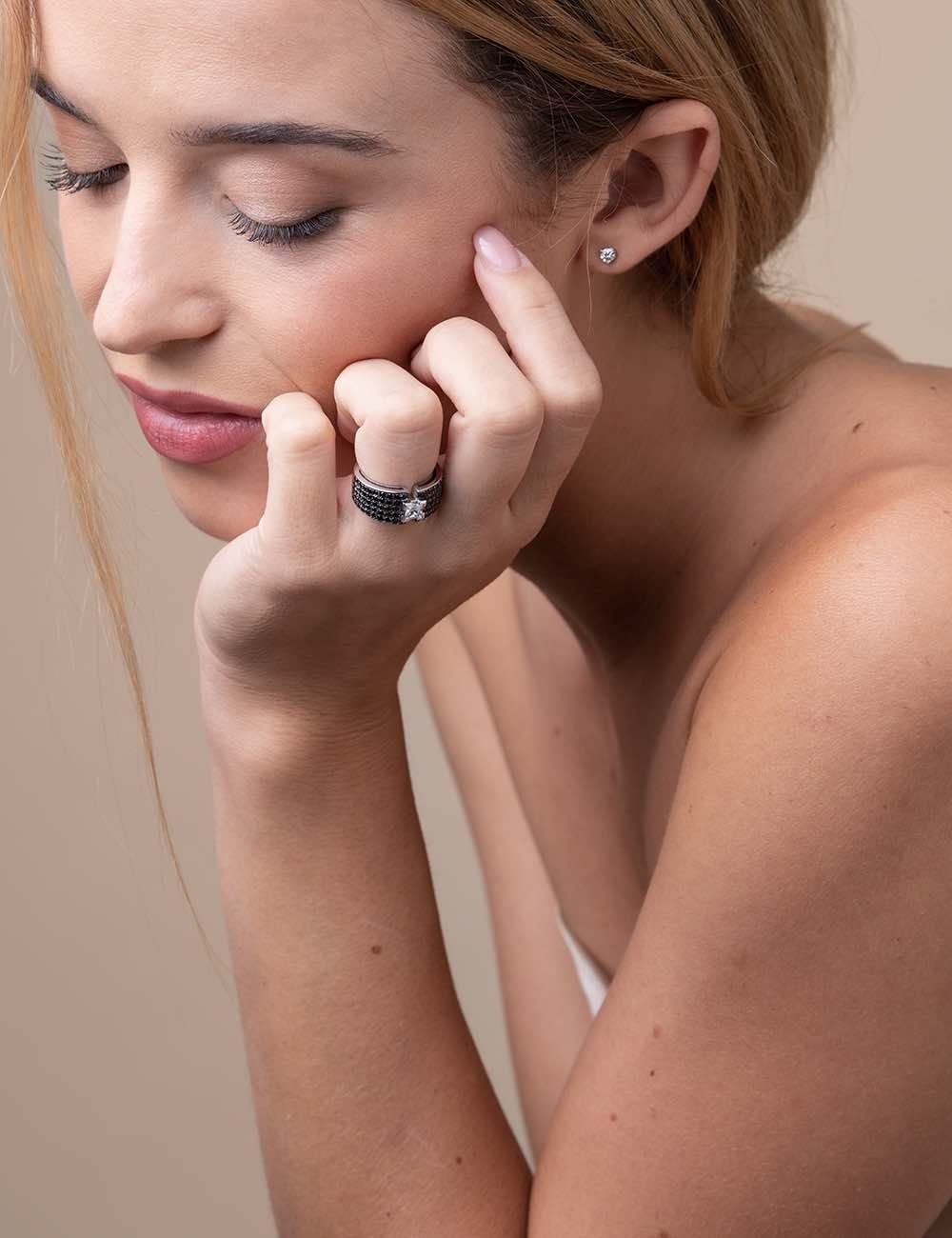 Luxury women's ring: 0.60 ct princess white diamond, surrounded by black diamonds.