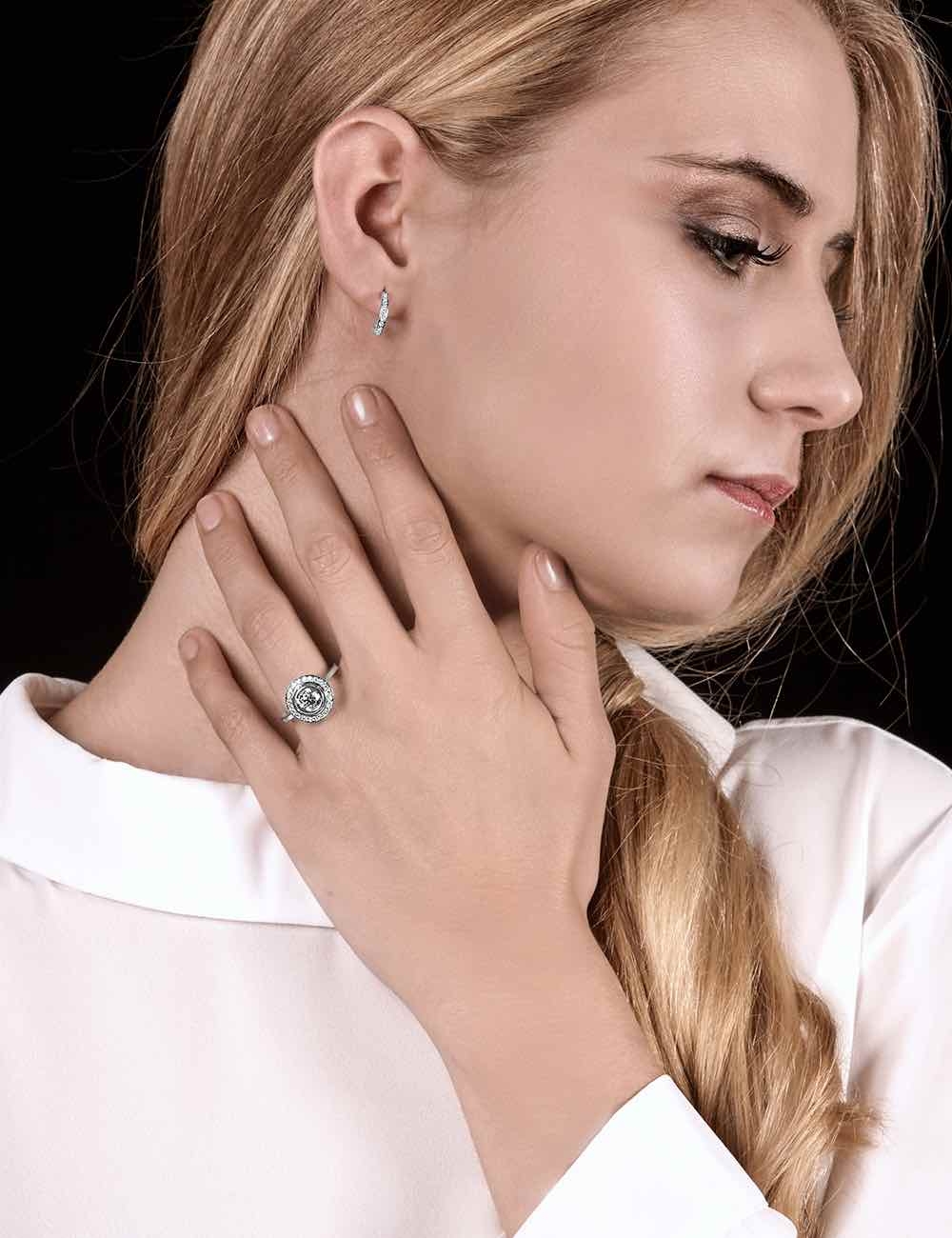 Bague de fiançailles entourage en platine sertie d'un diamant blanc de 1 carat et d'un halo de diamants.