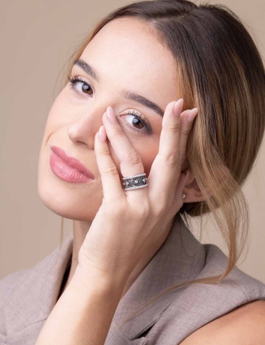 Bague de luxe originale et audacieuse pour femme en platine, diamants blancs et diamants noirs