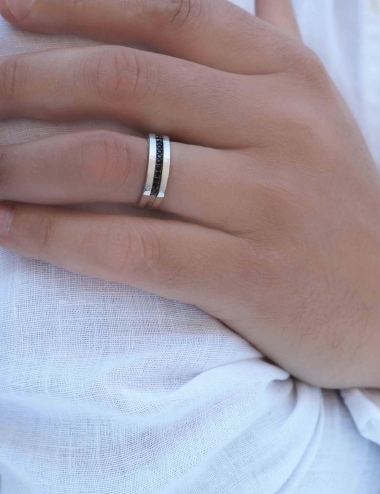 Men's signet ring in 950 platinum and black diamonds to wear everyday