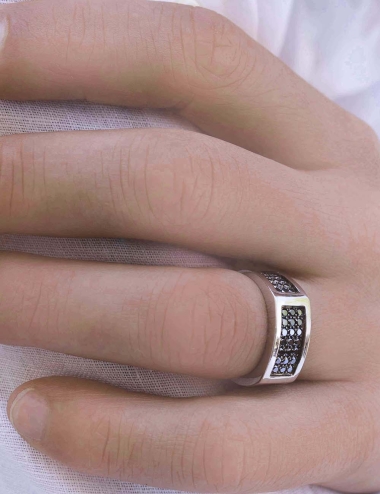 Ring for men in platinum set with a sublime black diamonds pavé