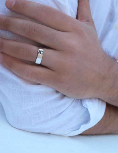 Men's signet ring in black diamonds to wear everyday