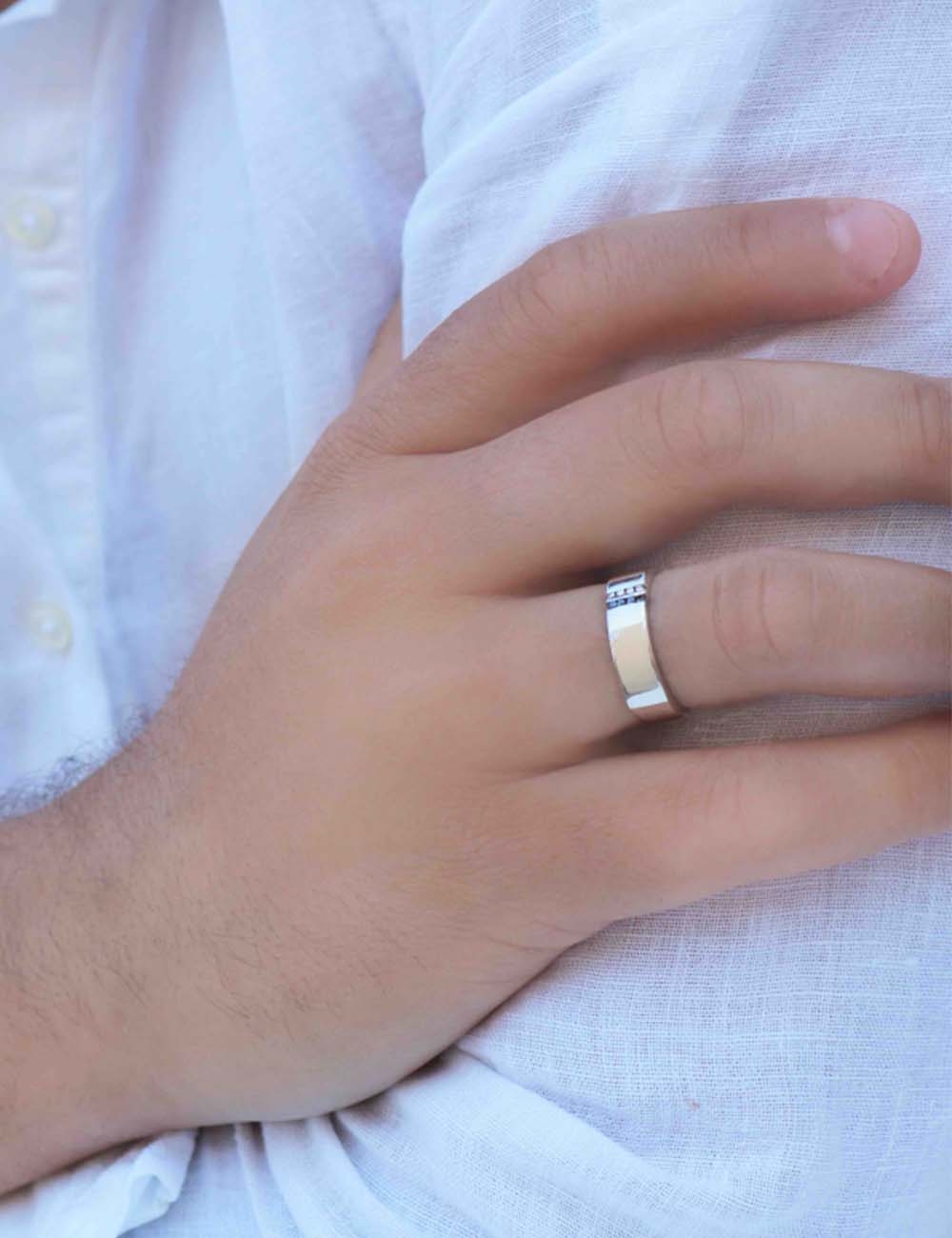 Men's 'Dynamik' ring with white and black diamonds, modern and unique style, perfect for a bold look.