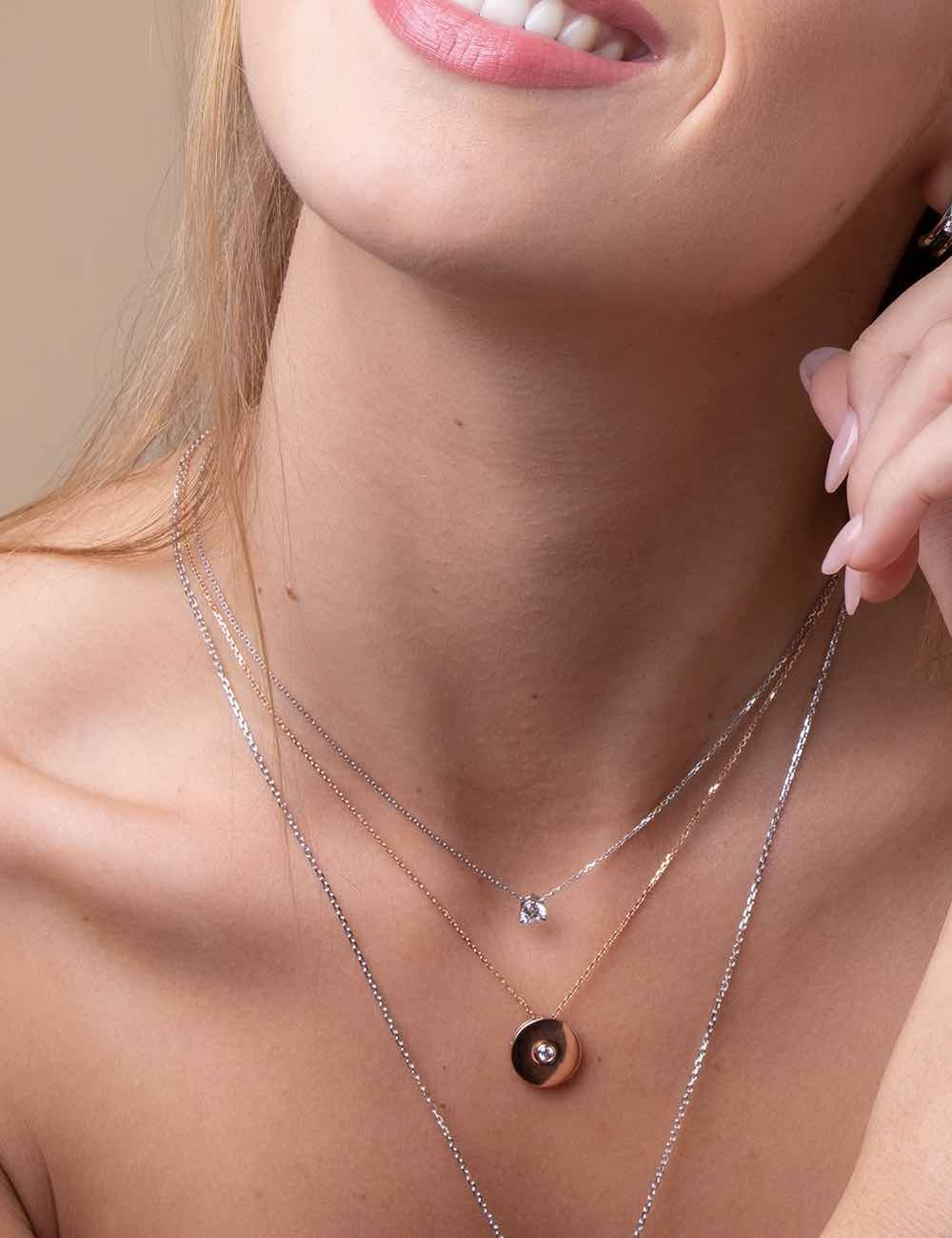 Collier luxe pour femme serti d'un diamant blanc de 0.40 carat qualité FVS