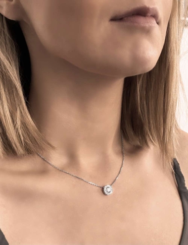 Pendentif diamant femme, un bijou luxe en or et diamants blancs qui illuminera toutes vos tenues