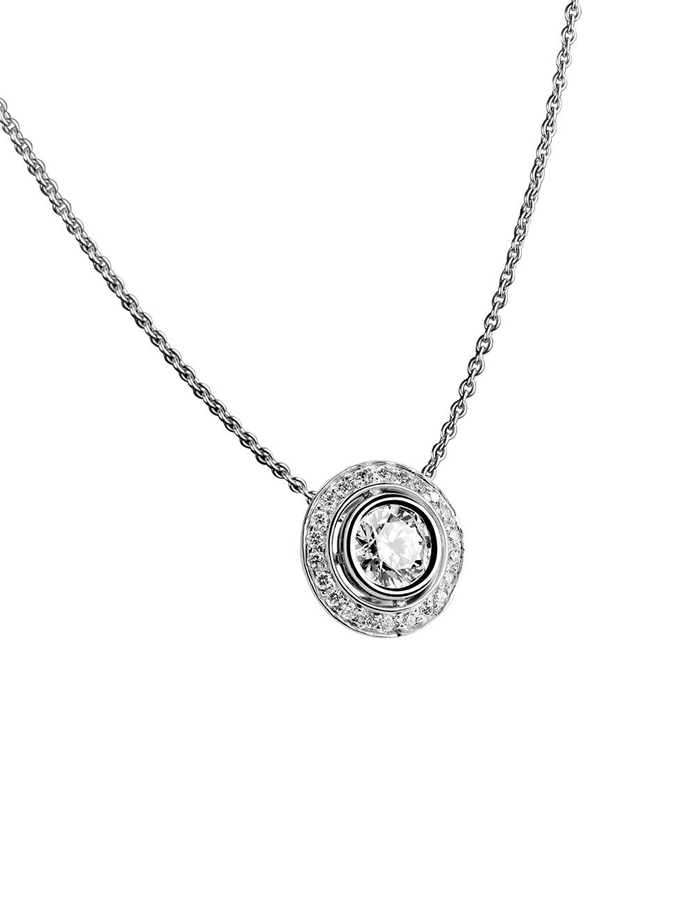 Collier luxe pour femme, un diamant blanc de 0.40 carat magnifié par un entourage de diamants.