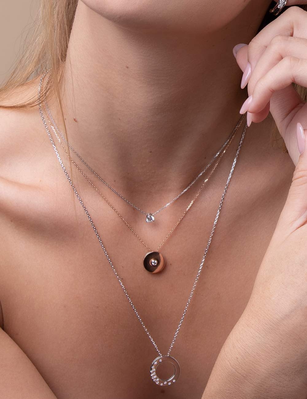 Women's necklace in white gold and white diamonds to wear everyday.