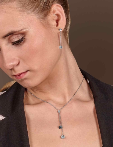 Collier luxe moderne pour femme fait de cubes en diamants à porter au quotidien