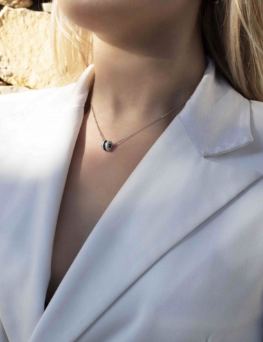 A pendant for women to wear everyday in gold 18k, white diamonds and black diamonds.