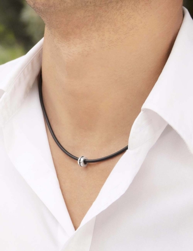 A modern necklace for men in white gold 18k and black diamonds to wear every day