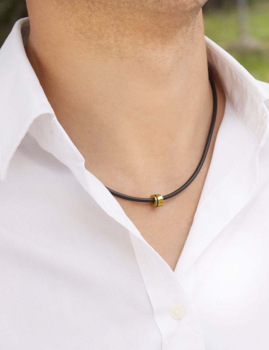 Un pendentif pour homme en or jaune et diamants noirs qui puise dans les codes du design chic.